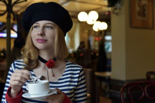 Jak nosić beret? Ciekawe stylizacje, które zmienią Twój look!