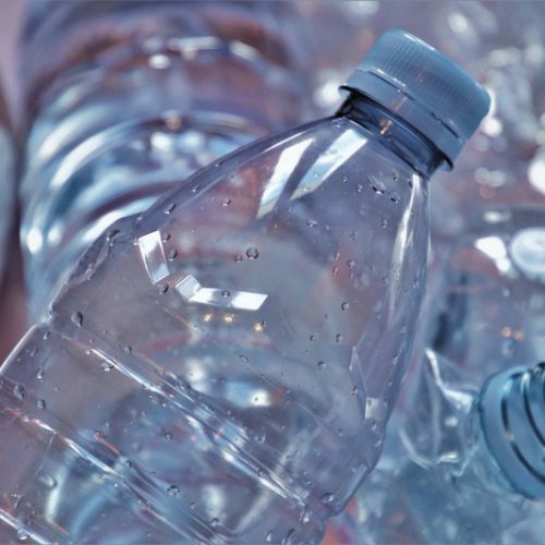 Co wrzucamy do pojemnika na plastik i metale?