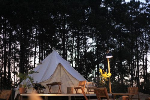 Co to jest glamping i czy warto z niego korzystać?
